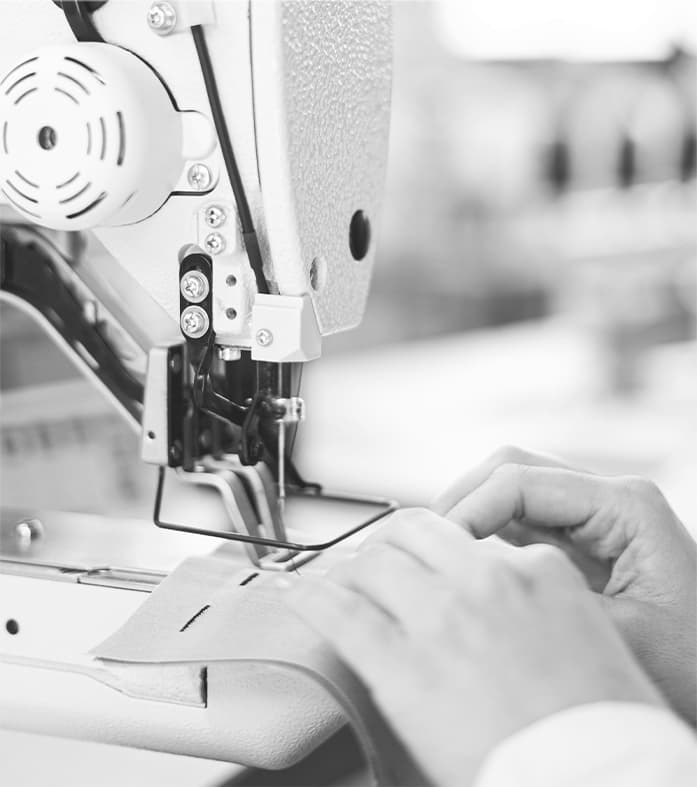 Trabajador preparando tejido en máquina de coser